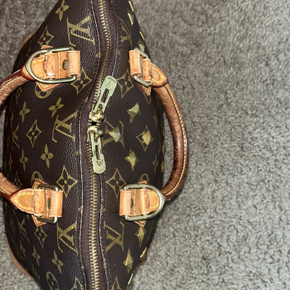 🔥🔥 Louis Vuitton Alma Purse with studded gold medal front and two zippers. - Picture 11 of 16